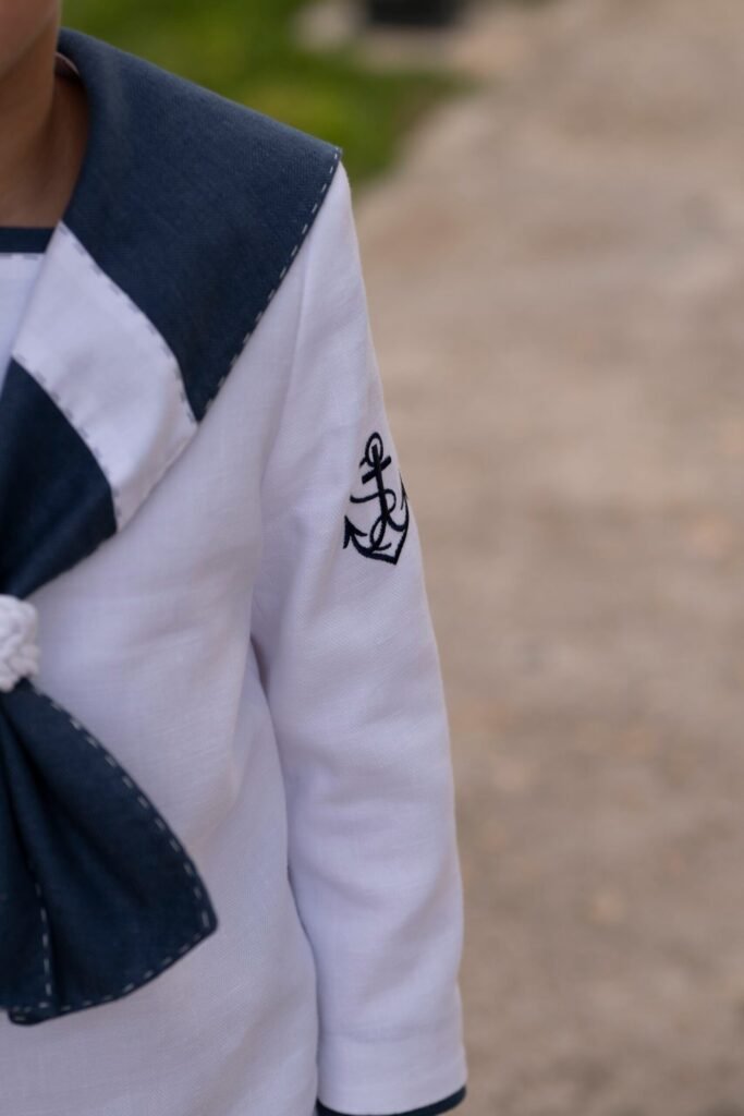 Detalle de traje infantil con complementos marineros