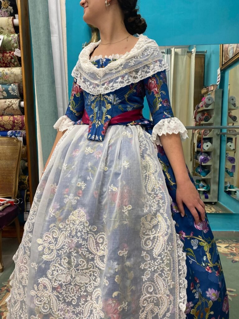 Traje valenciano femenino para ceremonias y eventos