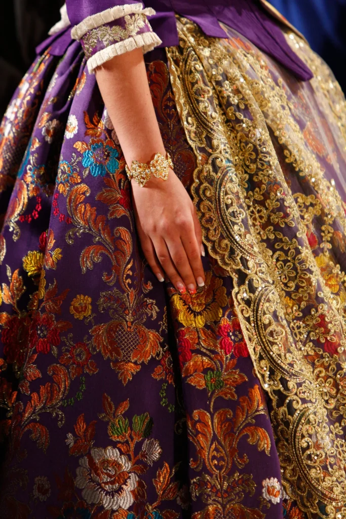 Vestido tradicional valenciano con bordados y joyería